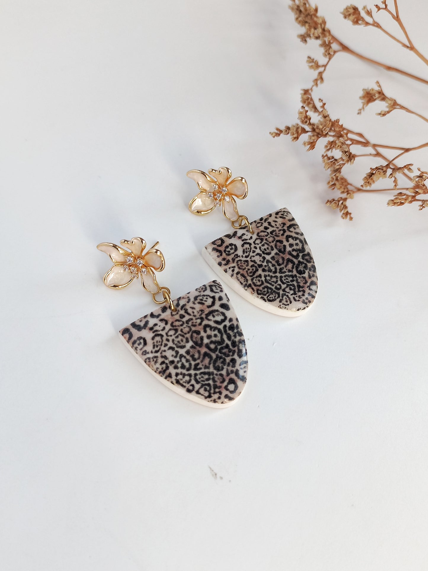 Wild Bloom - Medium drop earring with cubic zirconia stud