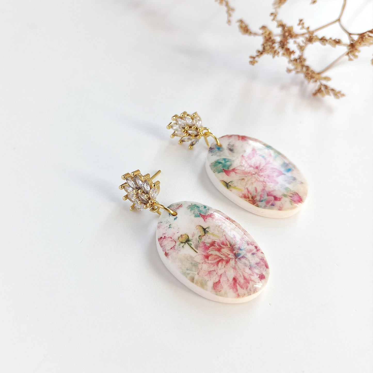 Bloomveil - Medium oval earring with gold plated cubic zirconia stud