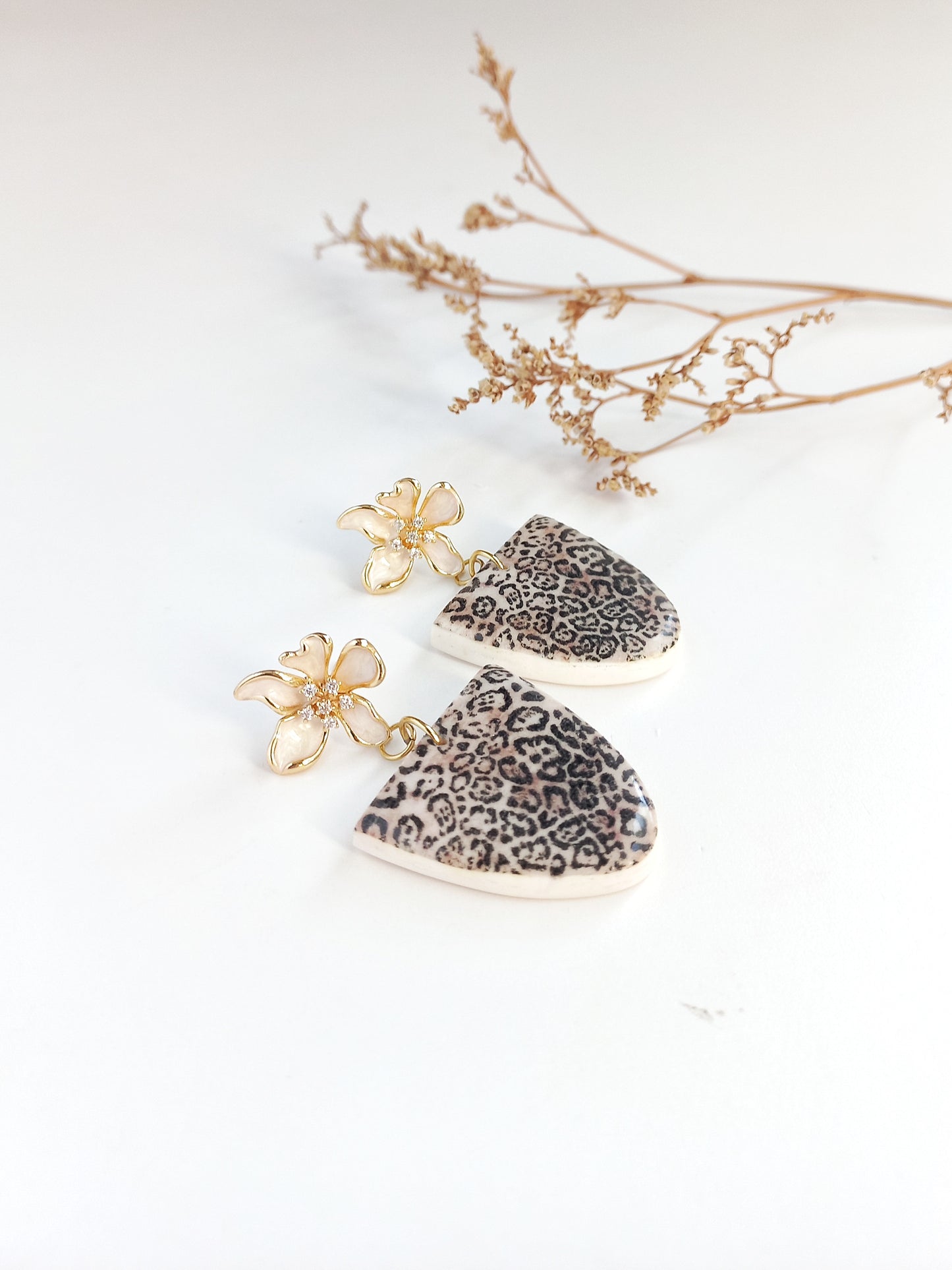 Wild Bloom - Medium drop earring with cubic zirconia stud