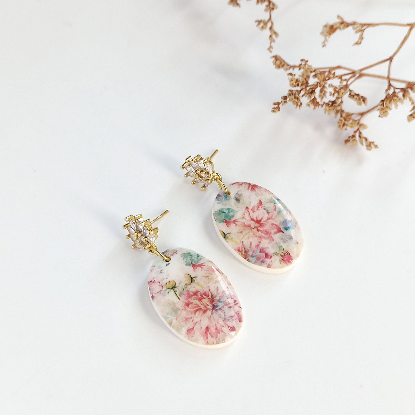 Bloomveil - Medium oval earring with gold plated cubic zirconia stud