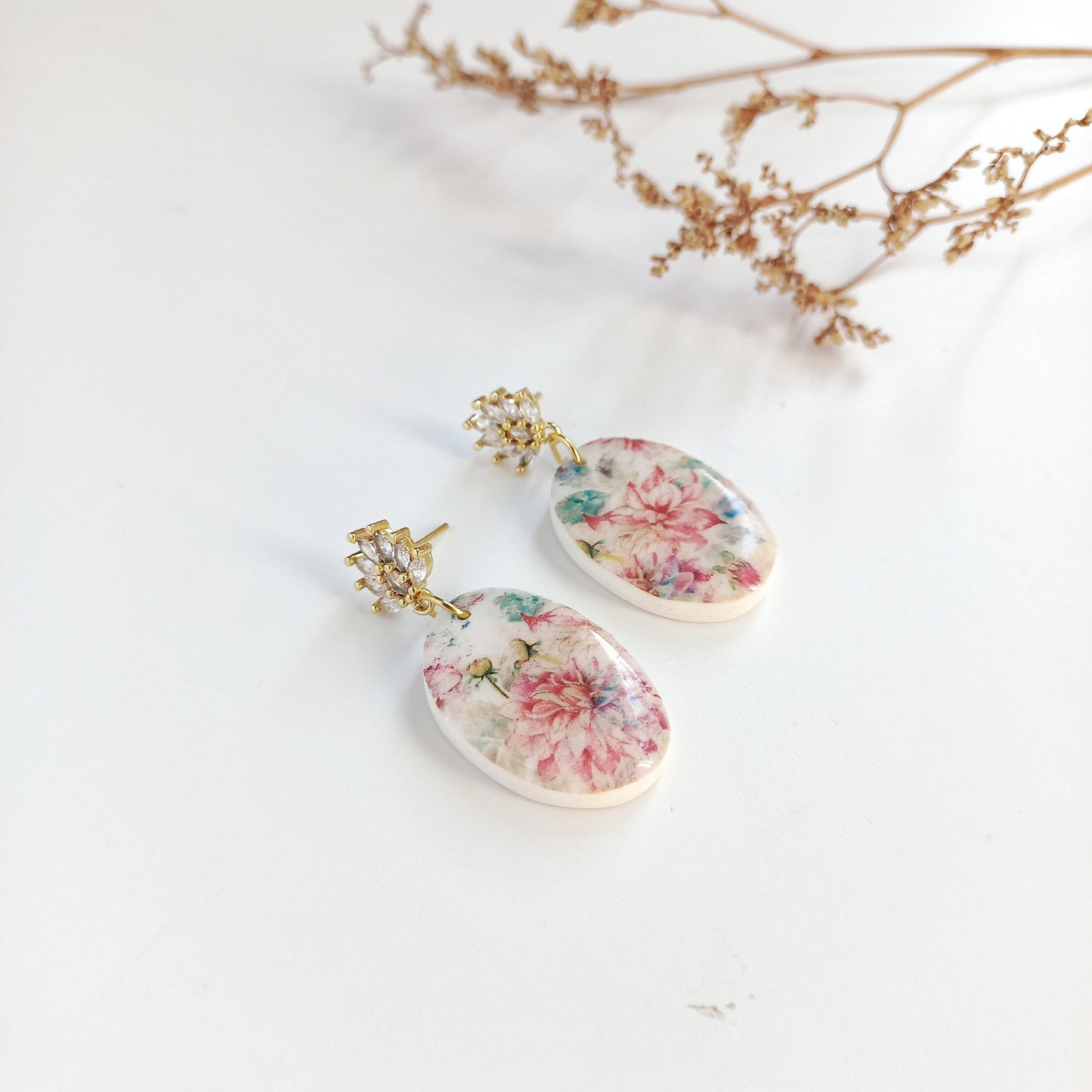 Bloomveil - Medium oval earring with gold plated cubic zirconia stud