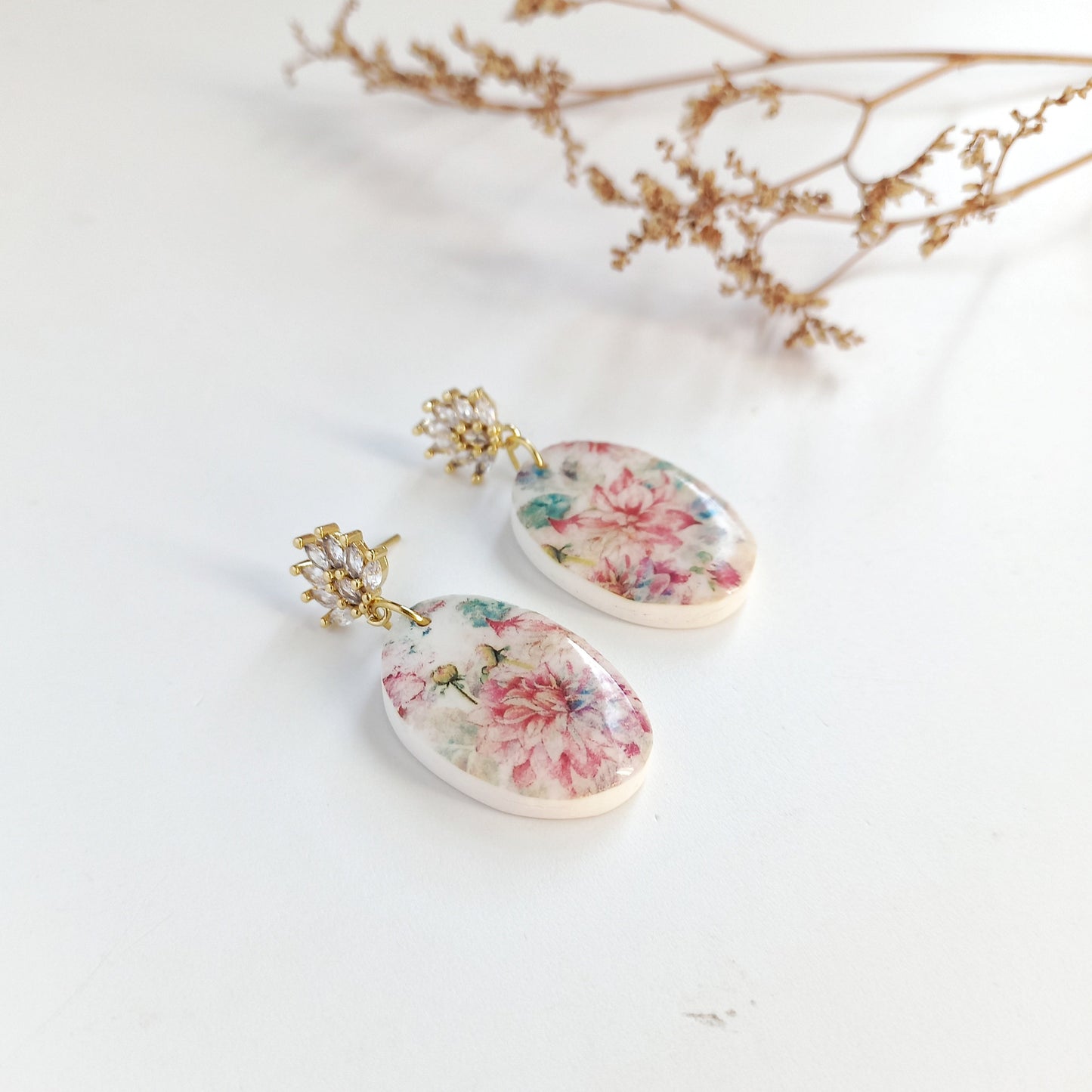 Bloomveil - Medium oval earring with gold plated cubic zirconia stud