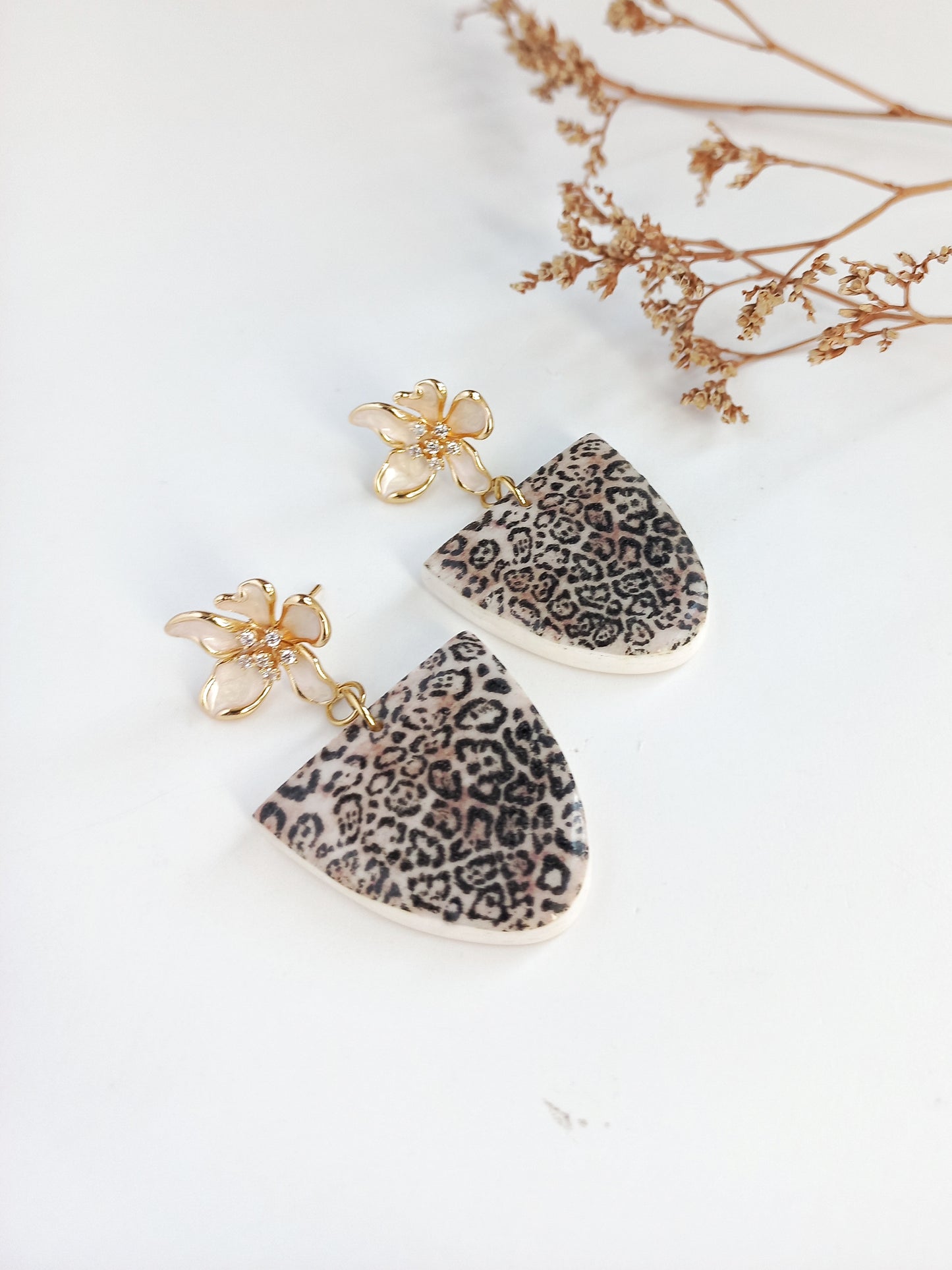 Wild Bloom - Medium drop earring with cubic zirconia stud