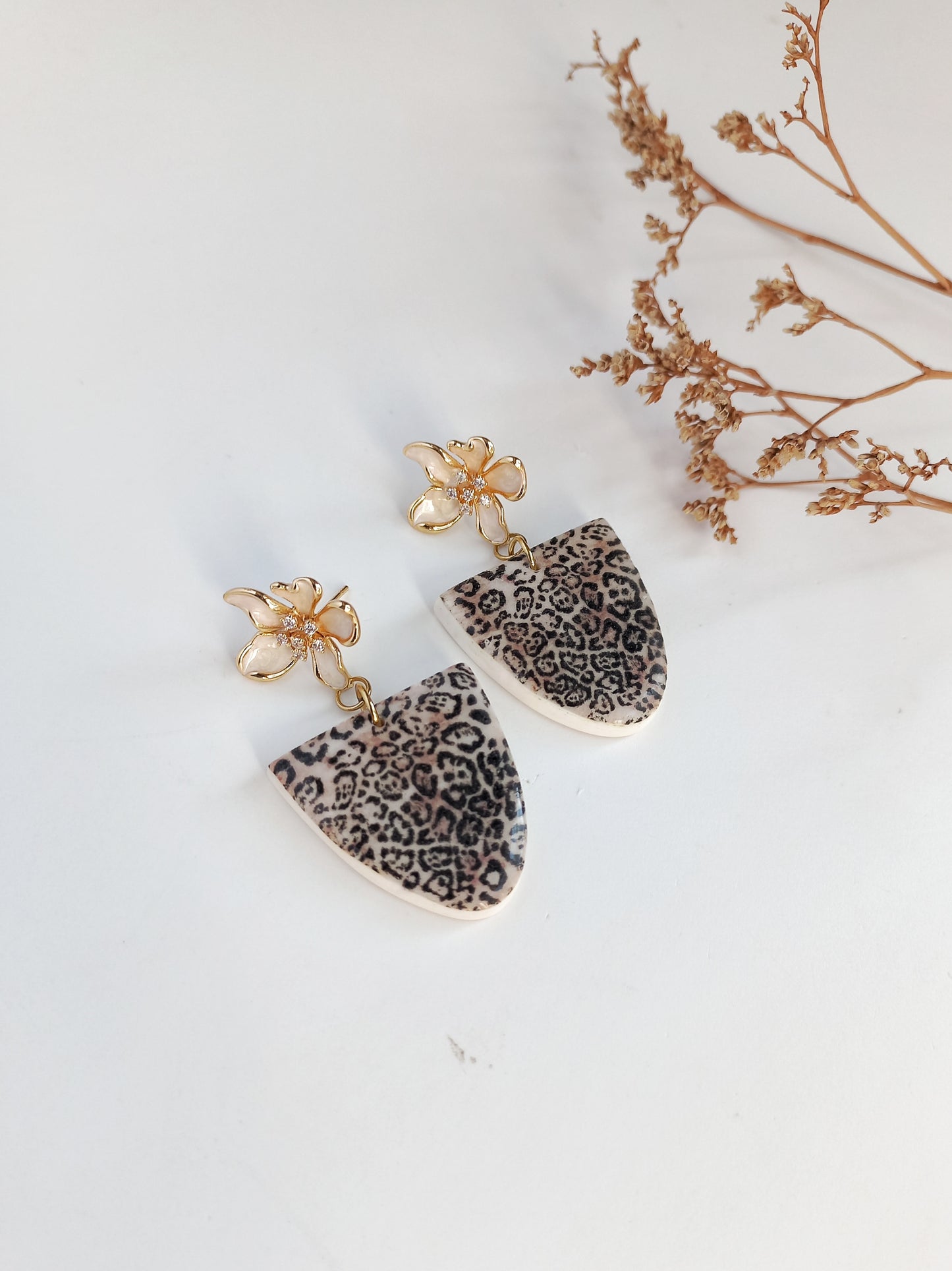 Wild Bloom - Medium drop earring with cubic zirconia stud