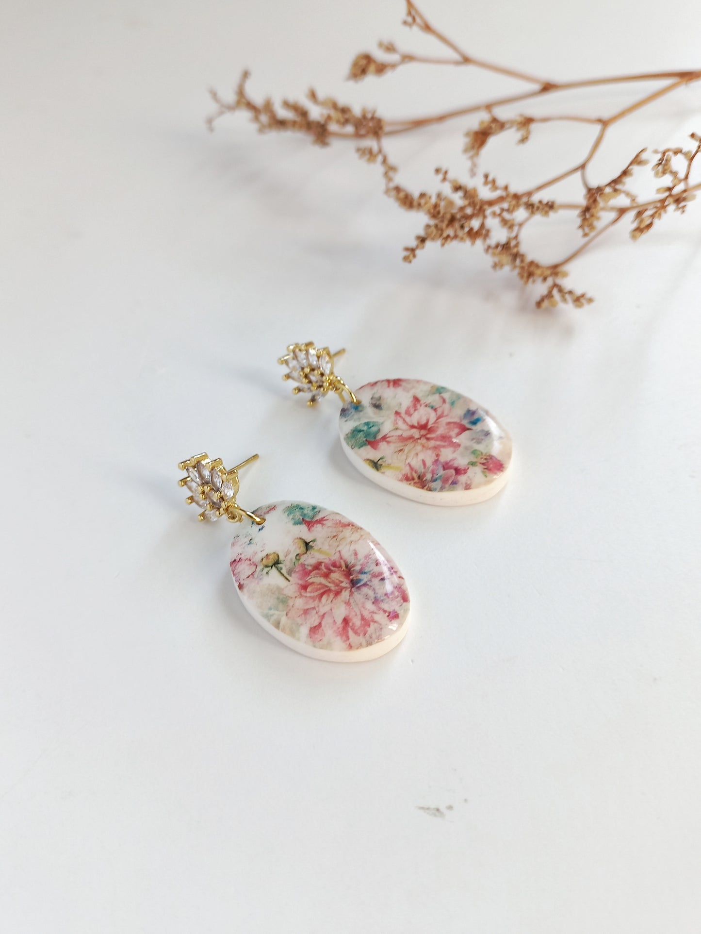 Bloomveil - Medium oval earring with gold plated cubic zirconia stud
